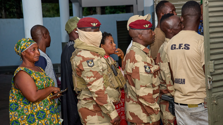 ギニア大統領選が投票開始、暫定指導者ドゥンブヤ氏が勝利有力