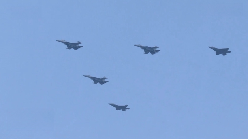 中国の新鋭ステルス戦闘機J-35が初公開　海軍航空戦力はどこへ向かう？ video poster