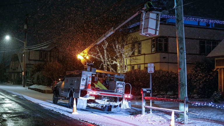 NYCを大雪が直撃、米国で1700便超欠航　ラガーディアなどに集中 video poster