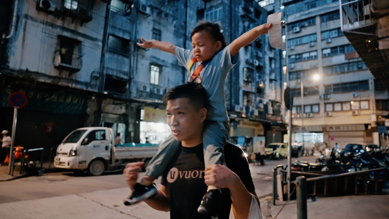 元ボクシング王者のレガシー　リングの強さから父親の優しさへ video poster