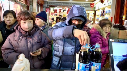 臘八節で酢フィーバー　山西省太原の老舗に長蛇の列 video poster