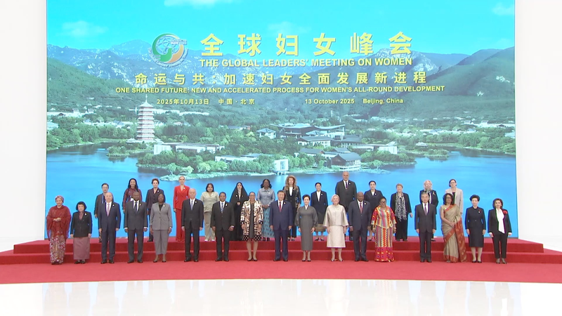 国際ニュース：習近平氏が女性首脳会合で演説　彭麗媛夫人と各国代表と記念撮影 video poster