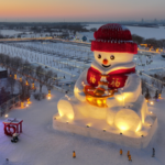 中国本土ハルビンに高さ26mの巨大雪だるま「Fuwa」お披露目