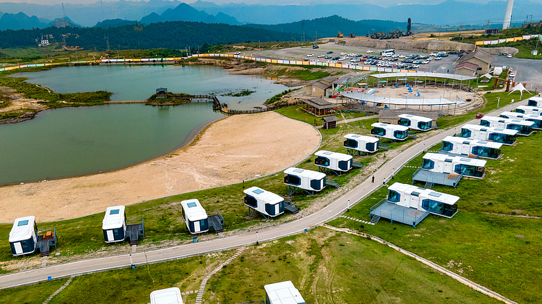 貴州省ロングリ県の未来型カプセル宿　自然回帰ツーリズムで農村経済を活性化