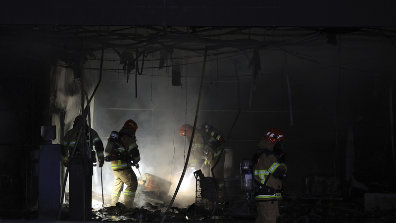 韓国・城南市の大型商業ビルで火災　約90人が救助・避難 video poster