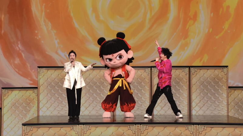 哪吒が彩る2025年ランタンフェスティバル　CMGガラで子どもたちと共演 video poster