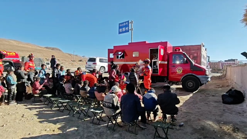 中国・XizangでM6.8地震 被災地に移動フードトラックが温かい食事を提供 video poster