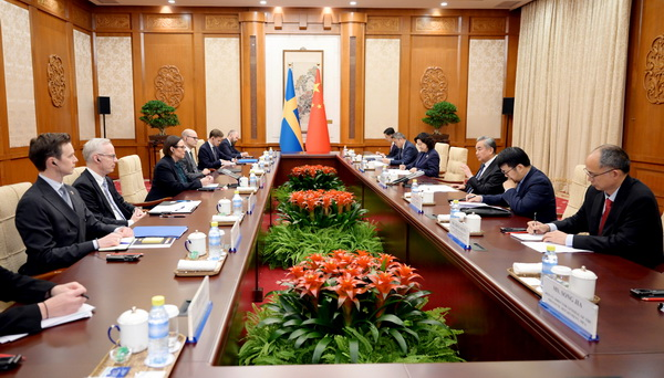 中国がスウェーデン人にビザ免除へ　外相会談で中国EU関係強化も確認