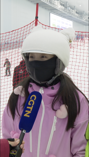 世界最大の屋内スキー場が深圳に開業　南部の冬のスポーツが変わる video poster