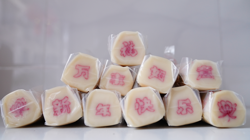 春節を彩る中国・貴州の米菓「huatianba」、へびモチーフで伝統にひねり