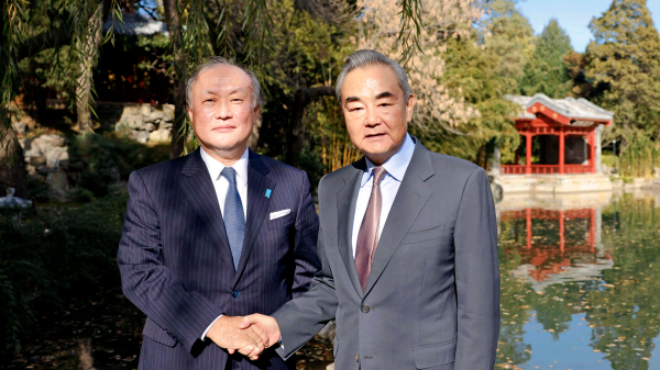 北京で日中高級政治対話　王毅氏「協力パートナーとして関係改善を」