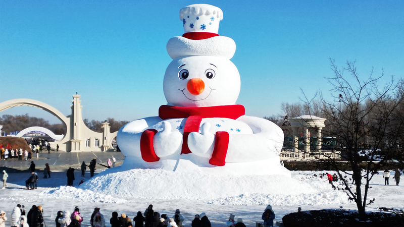 ハルビン国際雪像博で巨大雪だるま完成　第9回冬季アジア大会へ弾み
