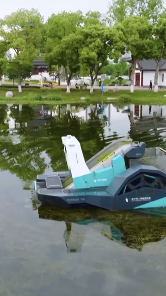 中国・深圳でロボット清掃員が活躍　2時間で終える都市の自動化 video poster