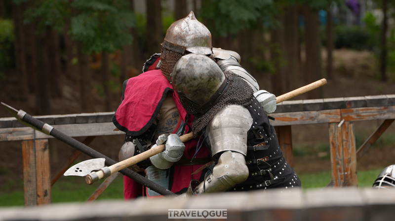 重い鎧の競技「Buhurt」で中国チーム初優勝　セルビア大会の舞台裏