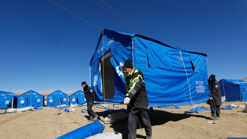 中国・Xizang自治区で地震　全国から救援隊と物資が集結 video poster