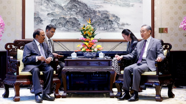 王毅氏「中印は国境の平穏維持を」北京でドバル氏と会談