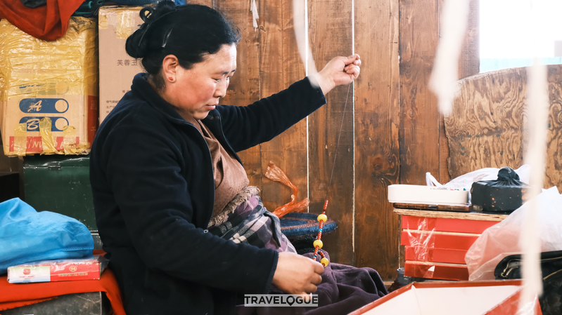 シガツェの歩行者天国を歩く　チベット工芸が息づく「にぎわいの通り」