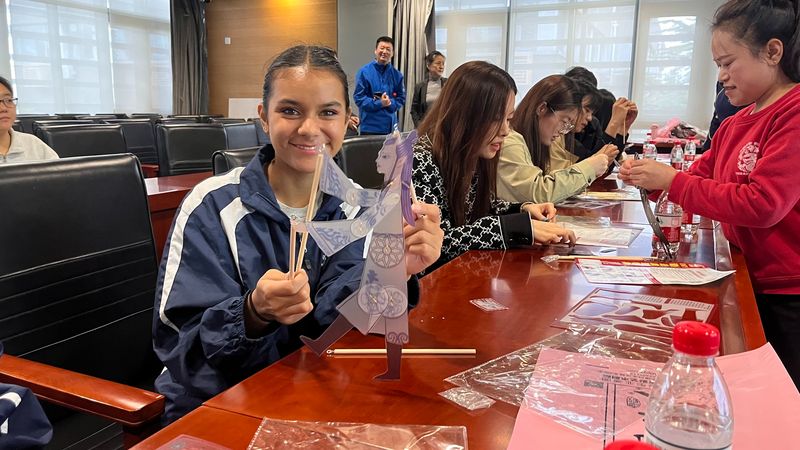 北京で影絵芝居の国際交流　米国ティーンも中国伝統文化に夢中