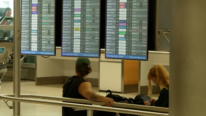 米政府閉鎖で航空大混乱　300万人超に影響する国際ニュース video poster