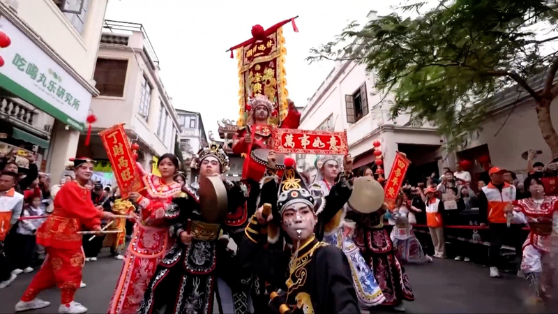 春節を彩る中国各地の伝統芸能 インゲ舞やヤンコ踊りが登場 video poster