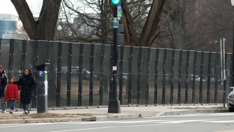 米国、ニューオーリンズとラスベガスの事件受け大統領行事前に警備強化 video poster