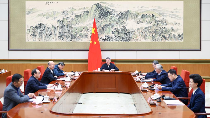 中国の李強総理、行政法執行の規範化と2025年ビジネス環境改善を指示