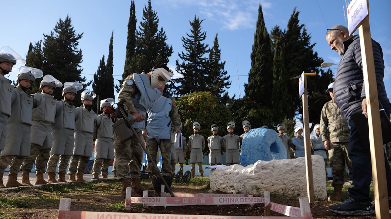 中国平和維持部隊がレバノンで国連地雷除去認証　60人全員が一発合格 video poster