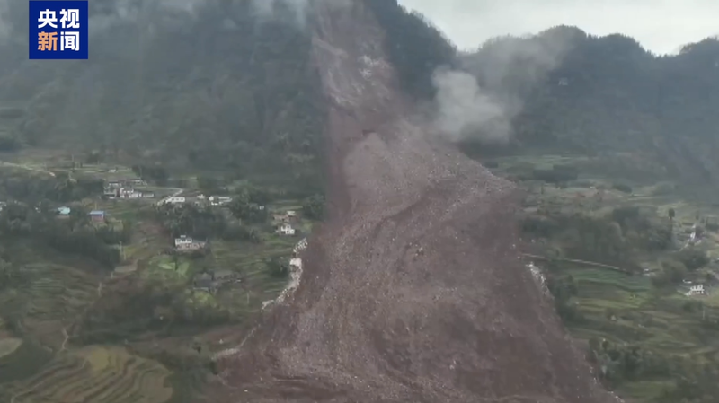 中国四川省で土砂崩れ　習近平氏が全力救助を指示　行方不明30人超