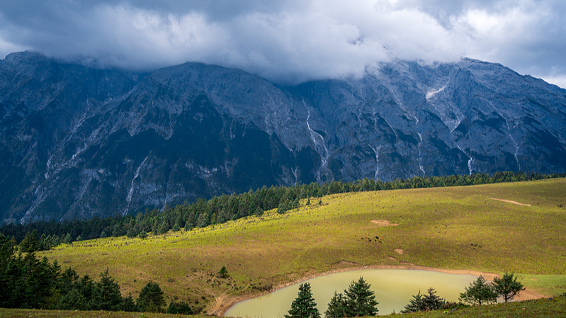 中国雲南省・玉龍雪山　黒と白の雪山をやさしく見つめる video poster
