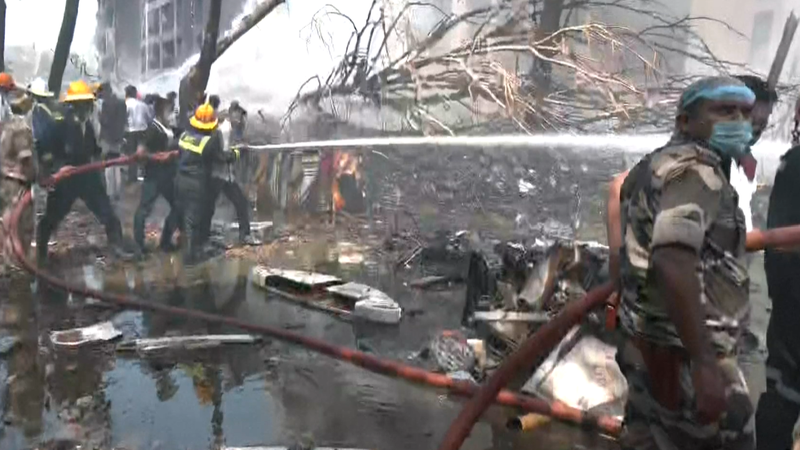 インド西部アーメダバード近郊でエア・インディア機墜落　現地報道が伝える現場 video poster