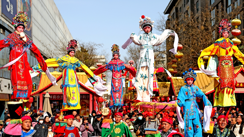 春節の西安を彩る社火公演　鼓のリズムが街を包む
