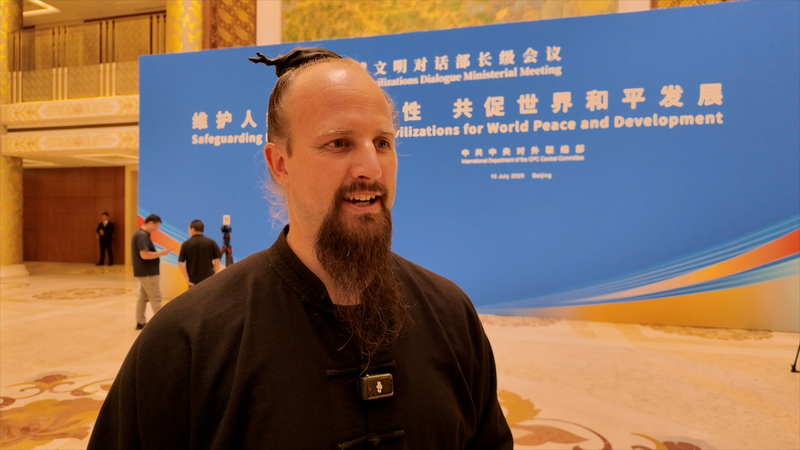 米国人武術ファンが語る太極拳と世界平和　北京で文明対話 video poster