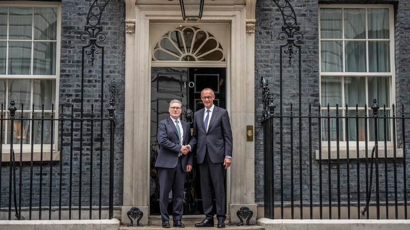 英独が新友好条約に署名 防衛・鉄道・移民で連携強化