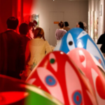 F67DDJ9XLYH65EYRNT5F - NewsTomo – 日本語で読む、世界のニュースハブ 北京で「鏡の向こうへ」開幕 イタリア現代美術65点、2026年3月まで