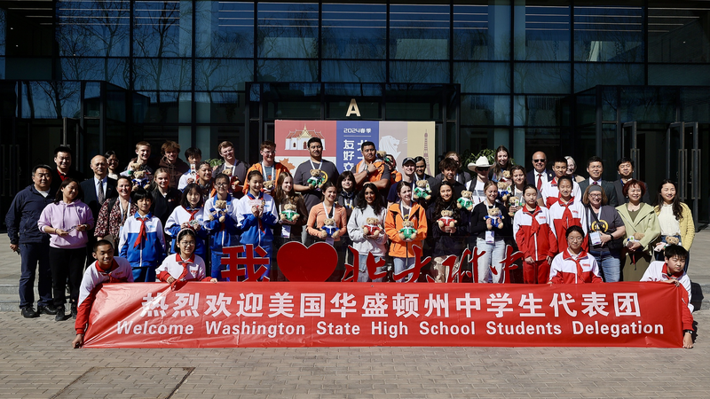 習近平国家主席夫妻、米ワシントン州の生徒に新年カード　5万人交流構想に期待