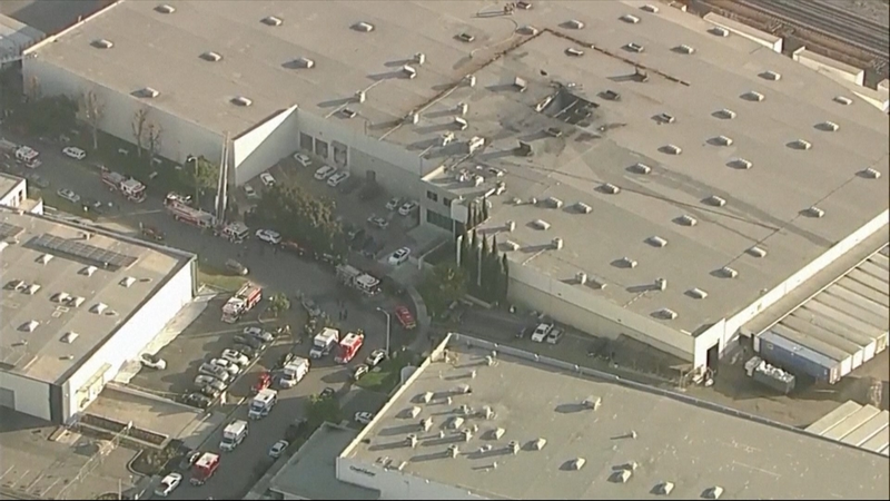 南カリフォルニアで小型機墜落　工場直撃で2人死亡、19人負傷 video poster