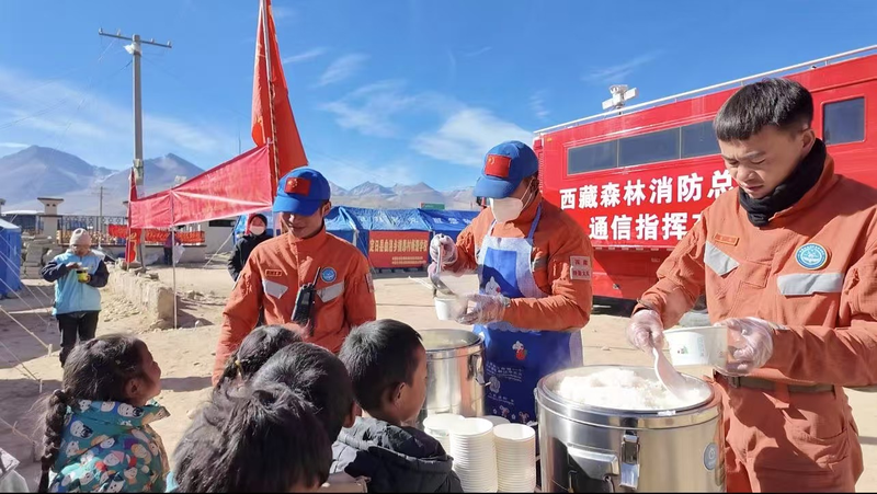 中国Xizang地震で消防隊が炊き出し　被災村を支えた「昼食」の力 video poster