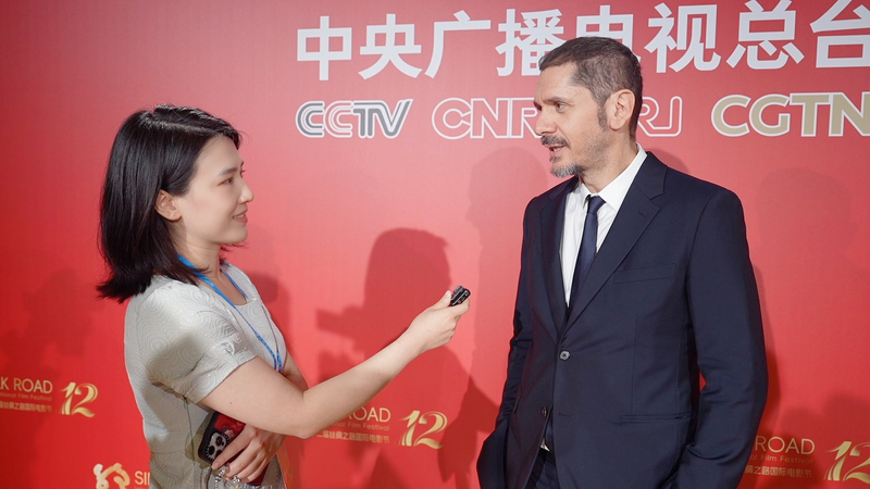 映画は文化をつなぐ「感情の乗り物」　イタリア人監督が語る中国の魅力 video poster