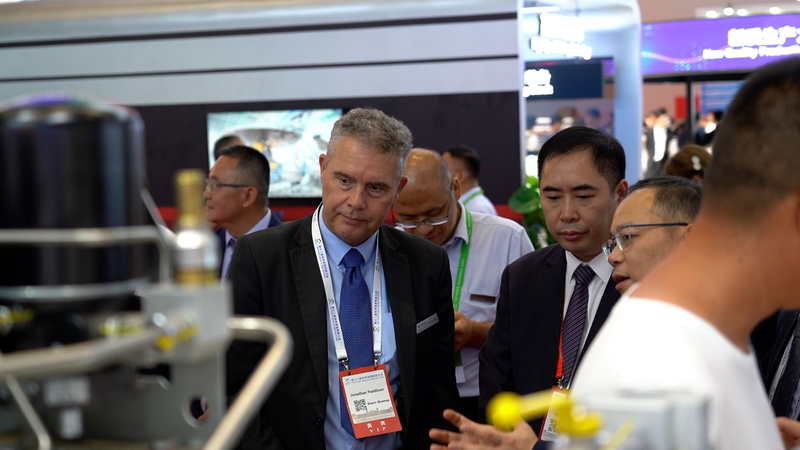 北京で世界高速鉄道会議 中国の高速鉄道が主役に video poster