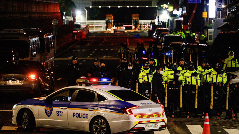 韓国で45年ぶり戒厳令　ユン大統領に弾劾論、国会が宣言を否決 video poster