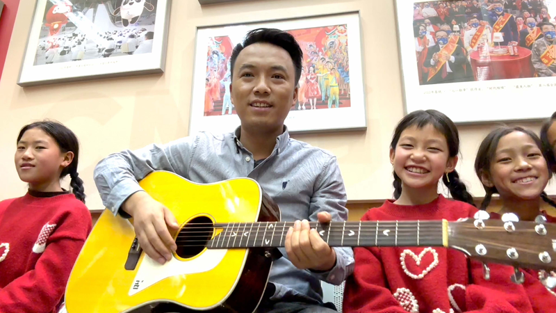 四川・大涼山のニウニウ合唱団、春節ガラの舞台へ　山の歌声が北京に響く video poster