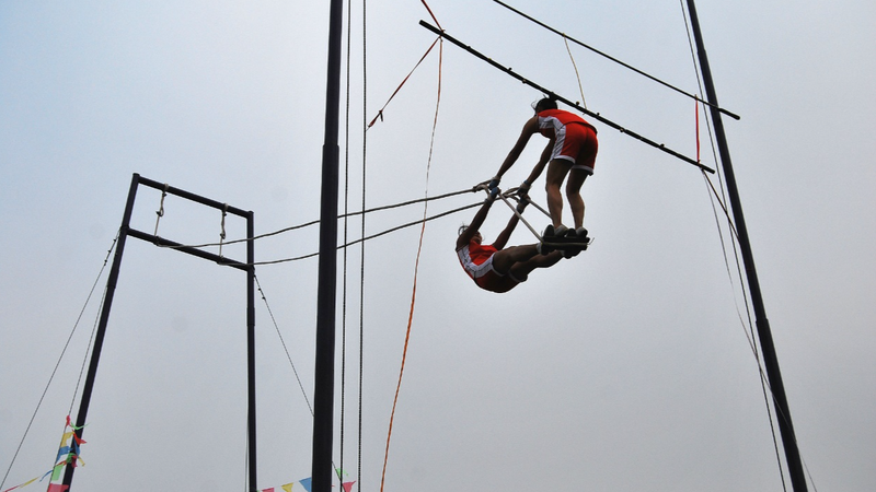 中国の少数民族伝統体育大会で脚光　高さ12メートルのブランコ競技とは video poster