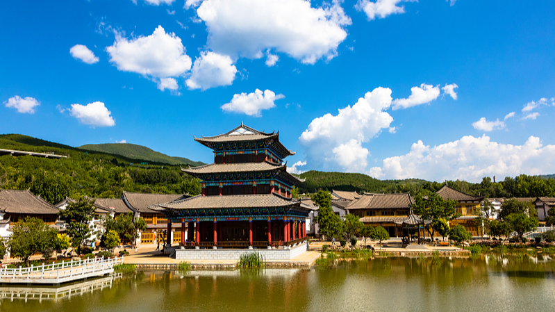 中国・雲南省「剣川木彫芸術小鎮」　一年中春のような木彫りの町 video poster