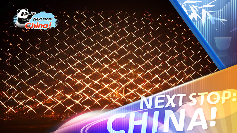 中国湖南省・瀏陽の夜空に広がる「光の天蓋」　花火とドローンの共演 video poster