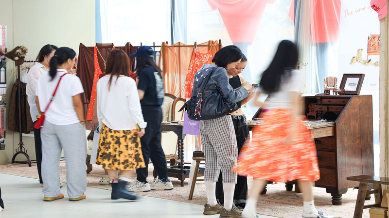 上海ファッションウィークエンドで若手デザイナーが最新作を発表 video poster