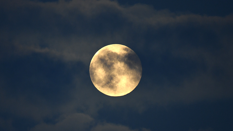 2025年最後のスーパームーン生観賞：夜空を照らす特別な満月 video poster