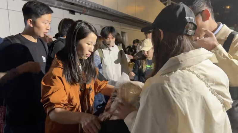 香港特別行政区で大規模火災　寄付と連帯が被災者を支える video poster