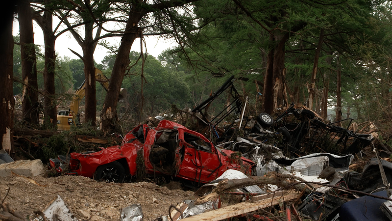 テキサス中部で大規模洪水　90人超死亡と行方不明の少女たち video poster