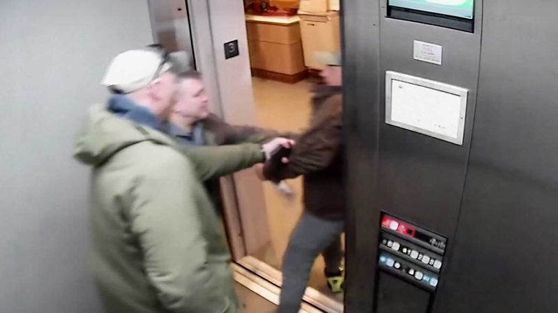 ホワイトハウスが大規模強制送還を加速　暴力的な逮捕に全米で波紋 video poster