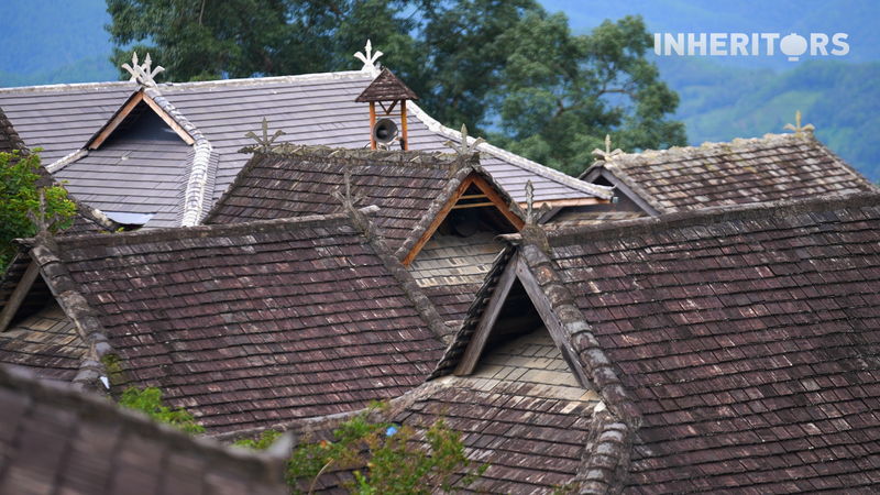 雲南・景迈山の屋根に刻まれた民族コード　ブラン族とタイ族が描く茶と自然